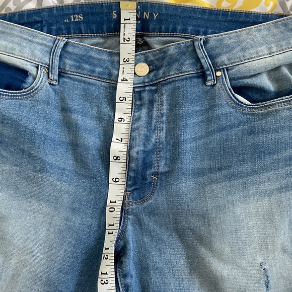 White House Black Market The Skinny Crop Distressed Denim Jeans 12 short - Picture 6 of 7